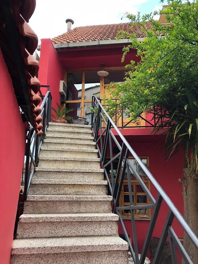 Red Goat Hostel تيرانا