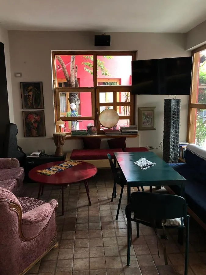 Red Goat Hostel تيرانا