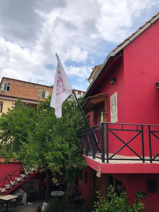 Red Goat Hostel تيرانا