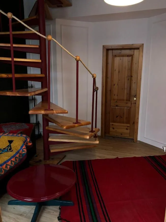 Red Goat Hostel تيرانا