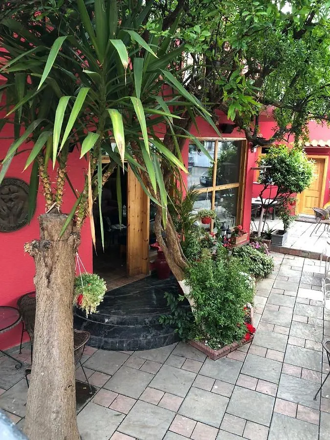 Red Goat Hostel تيرانا